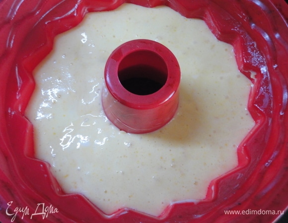 Вылить тесто в форму и выпекать 35 минут.