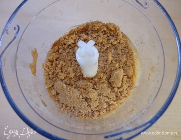 Приготовить посыпку: смешать муку, сахар и корицу. Вылить растопленное масло и перемешать в блендере. Убрать в холодильник.