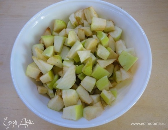 Яблоки нарезать кубиками. 500 г яблок — это чистый вес. Не сомневайтесь, яблок много не бывает.