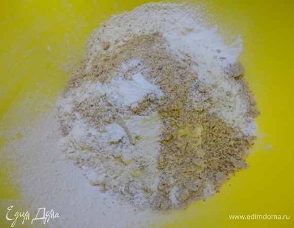 Измельченный миндаль соединить с мукой и разрыхлителем.
