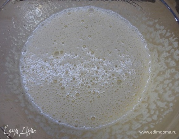 Яйца взбить с сахаром и ванильным сахаром до пышного белого состояния. Влить растительное масло и газировку. Перемешать.