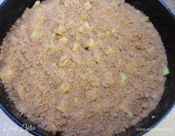 Яблоки выложить сверху и посыпать масляной крошкой. Моя подруга выкладывает яблоки в середину между двумя слоями теста. Можно попробовать ее вариант.