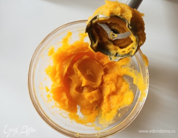 Тыкву нарезать, завернуть в фольгу и запекать в духовке при температуре 200°C в течение 20 минут. Остудить. Пюрировать.