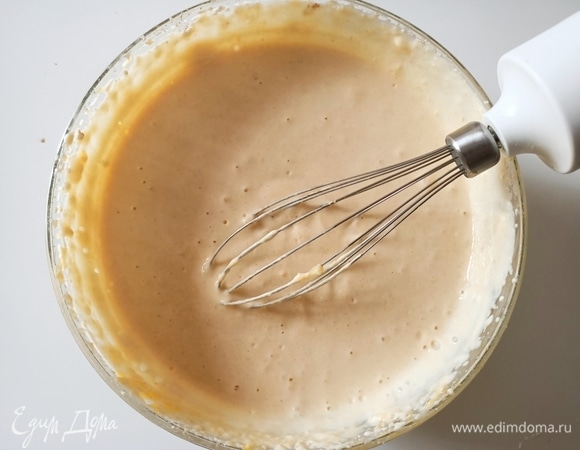 В глубокой миске с помощью миксера соединить сыр, рикотту, корицу, мускатный орех, сахар, яйца и кукурузный крахмал. Взбивать в течение 2–3 минут.