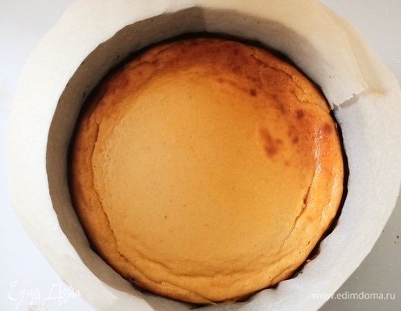 Достать форму из холодильника. Выложить начинку. Запекать в предварительно разогретой до 180°C духовке в течение 40–50 минут. Остудить. Поставить в холодильник на 2–3 часа.