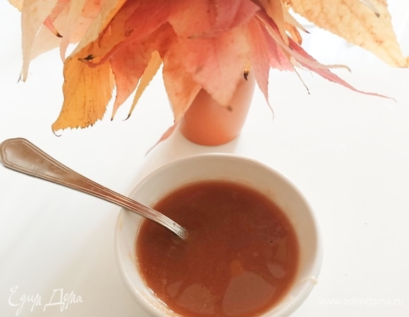 Приготовим карамель. В сотейник насыпать сахарную пудру, добавить воду, подождать, пока растворится сахар, затем варить на слабом огне, помешивая деревянной ложкой. Когда сахар станет почти коричневого цвета, добавить сливки, перемешать и варить еще немного, пока карамель не станет однородной и гладкой. Остудить.