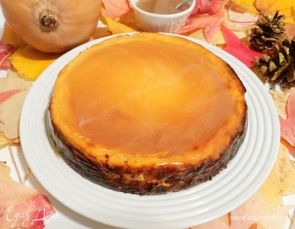 Достать чизкейк из холодильника, переложить на блюдо, полить карамелью и подавать. Приятного аппетита!