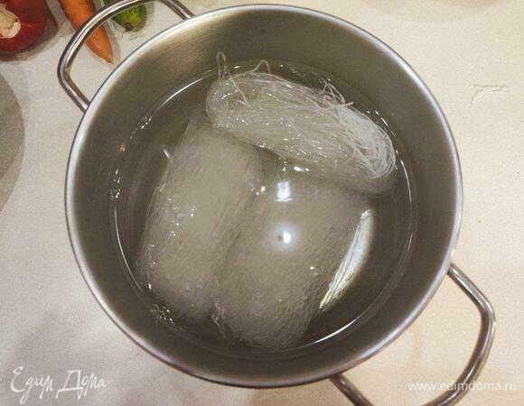 Фунчозу залить кипятком на 6 мин, слить воду, промыть холодной водой.