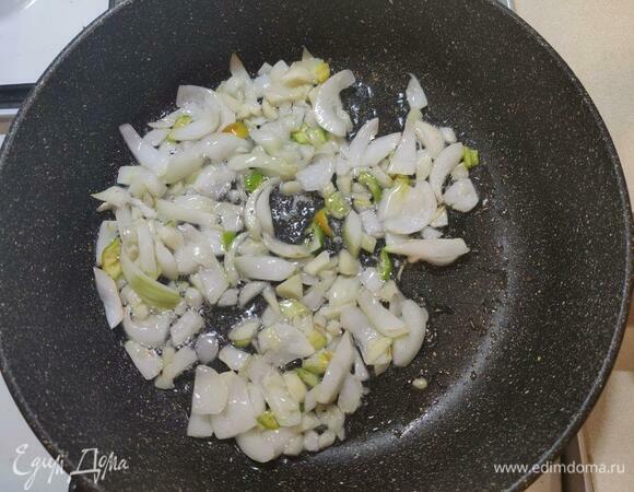 Лук обжаривать 2 мин, добавить нарезанный чеснок и острый перец, жарить еще 1 мин.