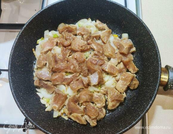 Грудку заранее замариновать в соевом соусе на 6–8 часов. Добавить грудку, обжарить на сильном огне.