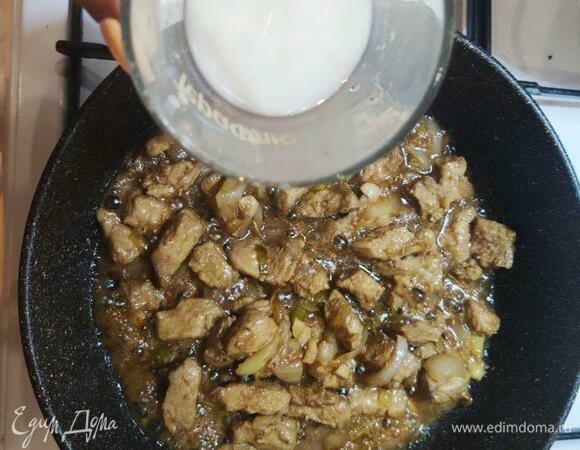 Крахмал смешать с водой по инструкции и влить тонкой струйкой до загустения (по желанию).