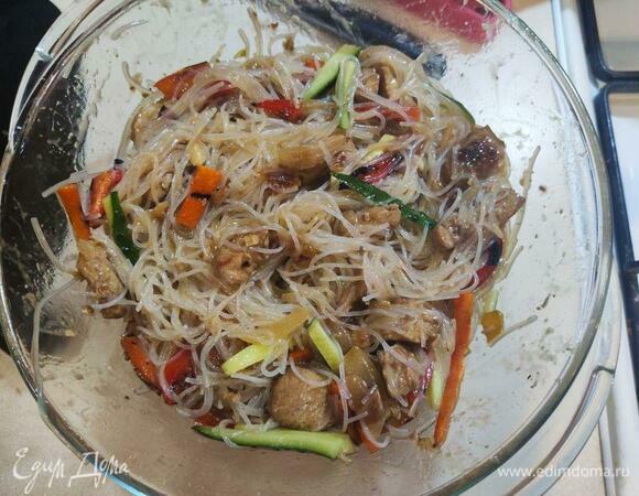 Тщательно перемешать двумя ложками. По желанию добавить еще соевого соуса. 