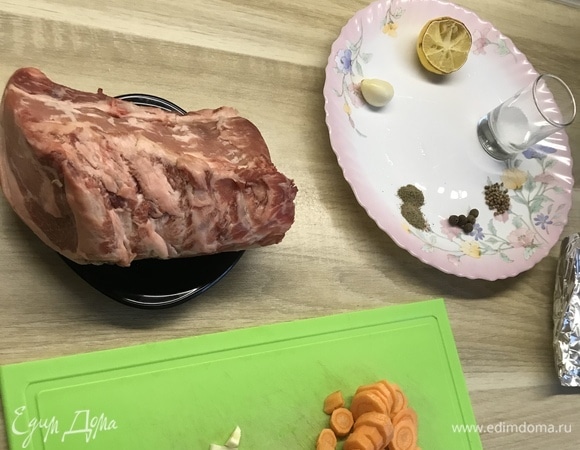 Нарезать чеснок и морковь. Смешать специи, мед и лимонный сок.