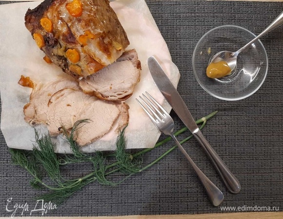 Обвалять кусок мяса в смешанных специях, затем положить его на чеснок и морковь, сверху посыпать оставшимися специями и овощами. Отправить в духовку на 1 час 15 минут. После указанного времени раскрыть фольгу, чтобы буженина подрумянилась, и запекать еще 10 минут. Приятного аппетита!