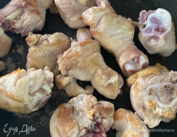 Куриные голени разрезать пополам. Обжарить на сильном огне до румяной корочки. Доводить до готовности не нужно. Переложить в тарелку и отставить пока.