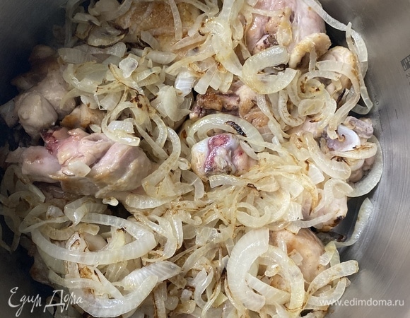 Лук нарезать полукольцами, обжарить до мягкости на небольшом количестве растительного масла.