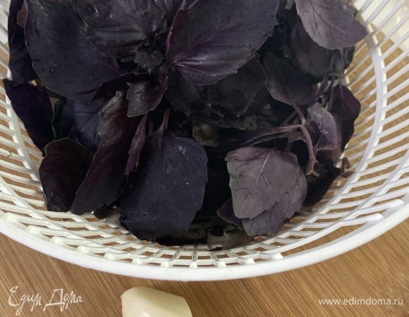 Чеснок выдавить через пресс, базилик измельчить.