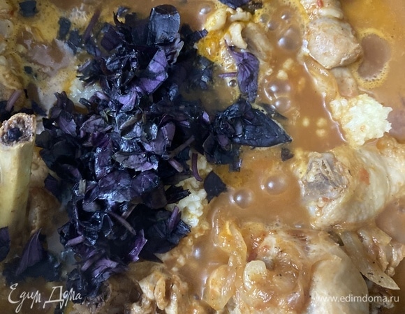 Когда курица будет готова, добавить измельченные базилик и чеснок. Протушить 5 минут. Подавать блюдо горячим. Приятного аппетита!