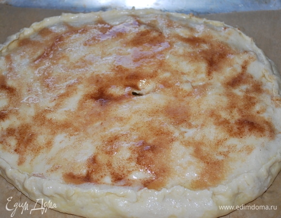 Верх пирога смажьте белком и посыпьте сахаром с корицей. Запекайте при 170°C примерно 40 минут до готовности.