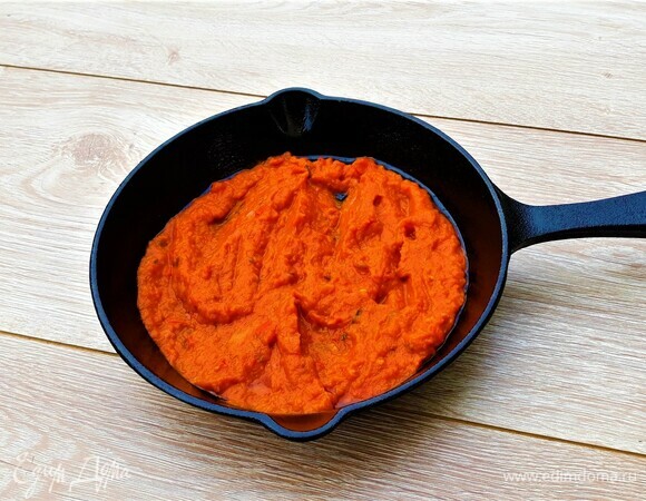 Приготовим соус. Нарезаем мелко лук и обжариваем его на сковороде до золотистого цвета. Добавить очищенные протертые томаты. Сладкий перец вычистить, нарезать на мелкие кубики, добавить в сковороду. Тушить до загустения.