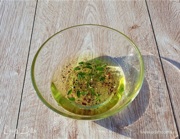 Приготовим заправку. Смешать оливковое масло, соль, прованские травы, пропущенный через пресс чеснок, а также свежие листики тимьяна.