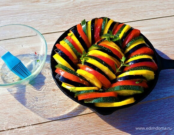 Этой смесью смазать овощи сверху. Еще немного посыпать прованскими травами. Накрыть сковороду фольгой и поставить в духовой шкаф, разогретый до 170°C, на 1 час.