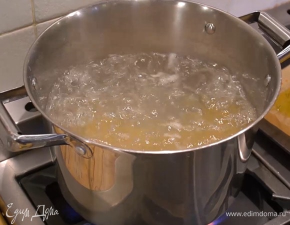 Макароны отваривать в подсоленной воде на пару минут меньше, чем указано на упаковке.