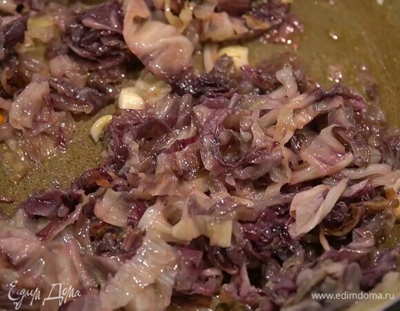 Разогреть в сковороде оливковое масло, выложить чеснок, посыпать раскрошенным пеперончино, добавить радиккио и прогревать все на маленьком огне.