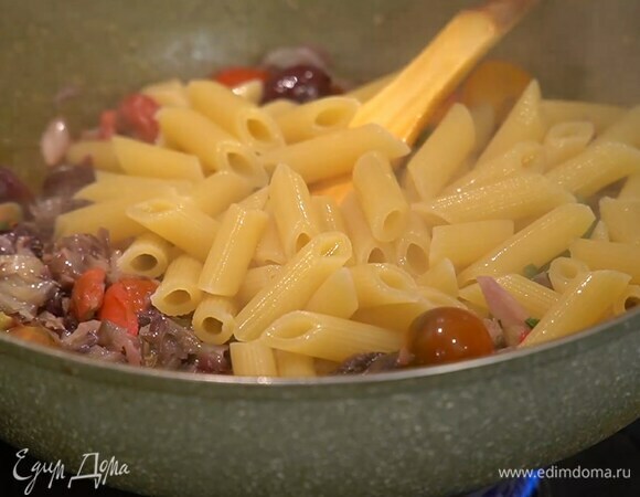 Шумовкой выложить в сковороду с овощами макароны, еще раз перемешать, увеличить огонь, влить немного воды, в которой варилась паста, и слегка прогреть.