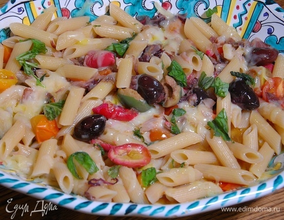 Готовую пасту посыпать сыром и порванным руками базиликом.