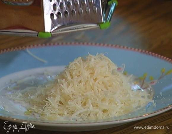 Твердый сыр натереть на мелкой терке.