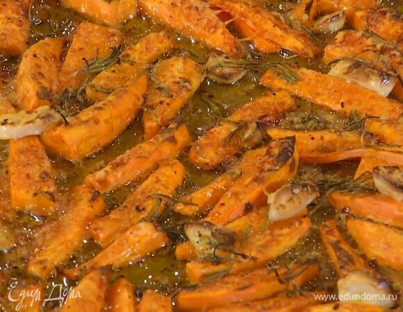 Запекать чипсы в разогретой духовке 20–25 минут.