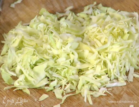Капусту тонко нашинковать.