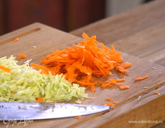 Морковь почистить и натереть на крупной терке.