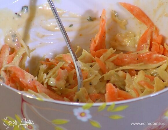 Выложить капусту с морковью в глубокую посуду, добавить острый соус, оставшуюся паприку, майонез и щепотку соли, все перемешать.