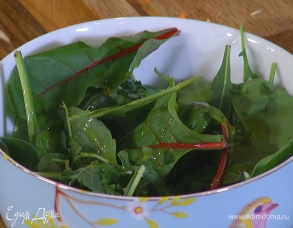 Листья салата выложить в отдельную посуду, полить 1 ст. ложкой оливкового масла и уксусом, посолить, поперчить и перемешать.