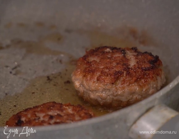 Разогреть в сковороде оставшееся оливковое масло и обжаривать котлеты с одной стороны до появления золотистой корочки, затем перевернуть, накрыть крышкой и жарить до готовности.