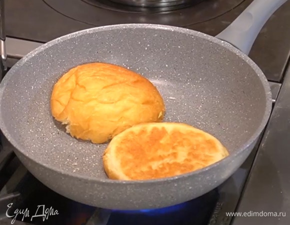 Булочки разрезать вдоль пополам и подсушить на разогретой сковороде с двух сторон.
