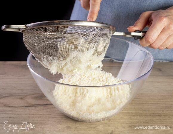 Также через сито к творогу протрите теплый картофель.