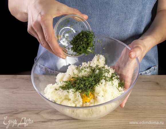Добавьте мелко нарезанный укроп, желтки.