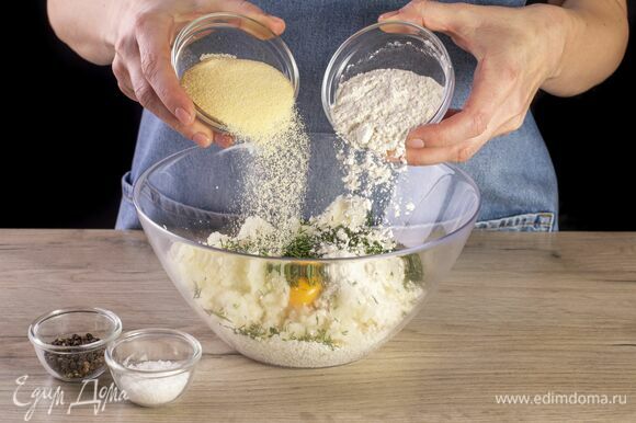 Добавьте пшеничную муку, семолу, соль и перец. Замесите тесто. Оставьте на 15 минут.