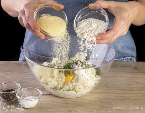 Добавьте пшеничную муку, семолу, соль и перец. Замесите тесто. Оставьте на 15 минут.