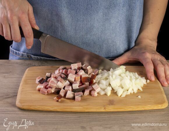 Чеснок раздавите ножом, лук и грудинку нарежьте мелким кубиком.