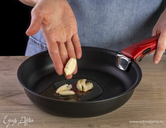 В разогретую сковороду налейте оливковое масло, обжарьте чеснок.
