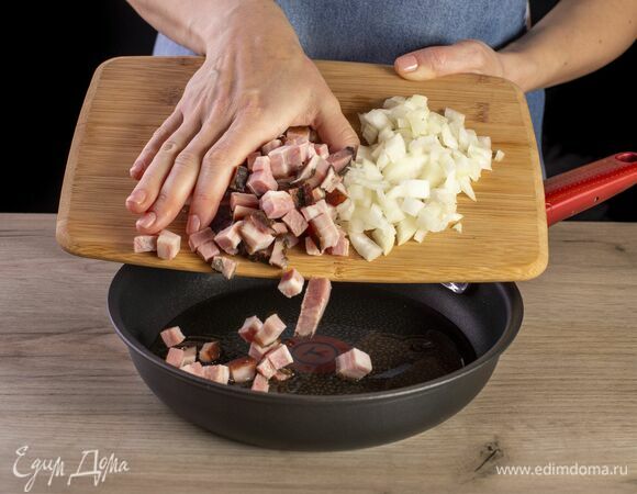 Добавьте лук и грудинку, жарьте до румяного цвета.
