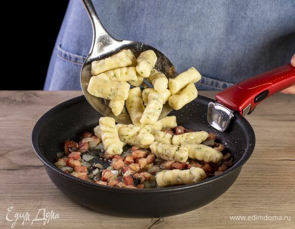 Отварите ньокки в подсоленной кипящей воде в течение двух минут. Переложите ньокки в сковороду к луку и грудинке, перемешайте.