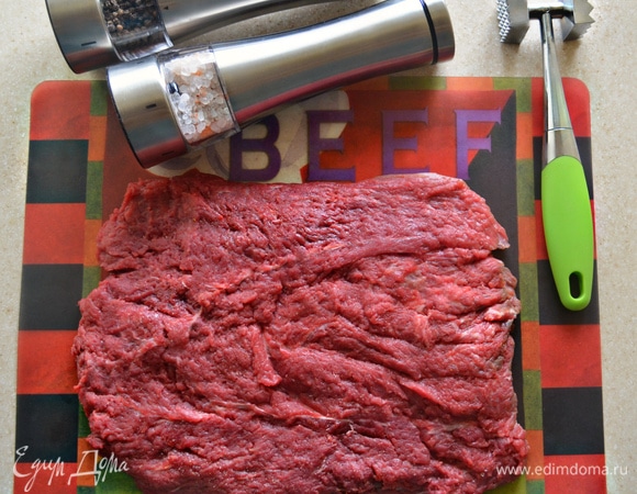 Разрезать мясо вдоль пополам, не дорезая до конца 2 см, раскрыть в виде книжки, делая продольные надрезы. Накрыть мясо пищевой пленкой и отбить. Получится прямоугольник. Приправить мясо солью, перцем, тимьяном и любимыми специями для говядины. Хорошо помассируйте мясо, чтобы специи равномерно распределились и мясо просолилось. Если есть время, то лучше оставить мясо часа на 2.