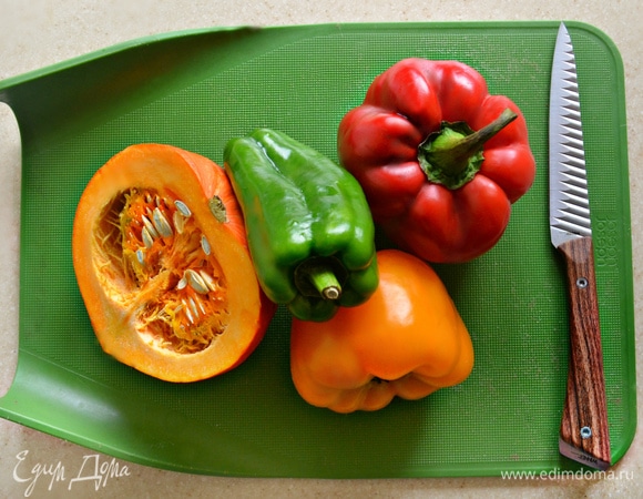 Промыть и почистить овощи.