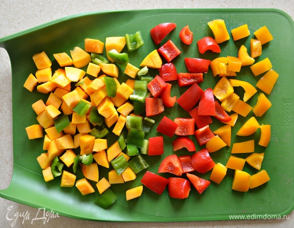 Нарезать все овощи небольшими кубиками.