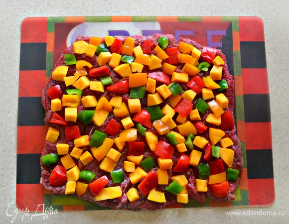 Равномерно распределите овощи по всей поверхности мяса.